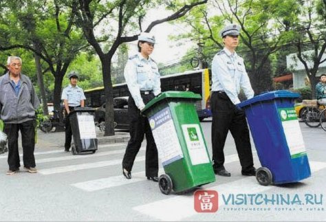 城管翻垃圾帮找回丢失现金